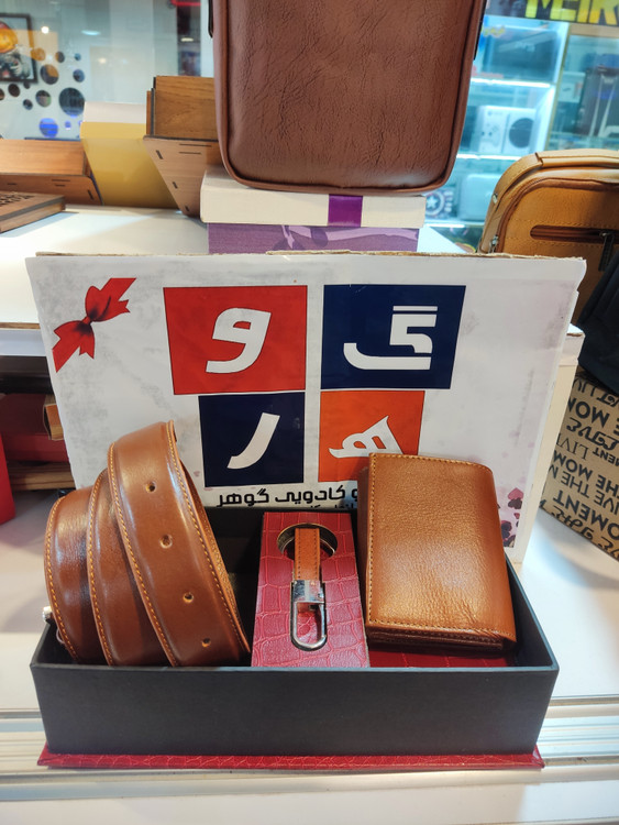 رنگ عسلی ،شامل کیف جیبی مردانه و دسته کلید و کمربند چرمی