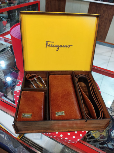 کیف بلند پالتویی همراه یک عدد کمربند و جای کارت چرم طبیعی با بسته بندی چوبی مشبک