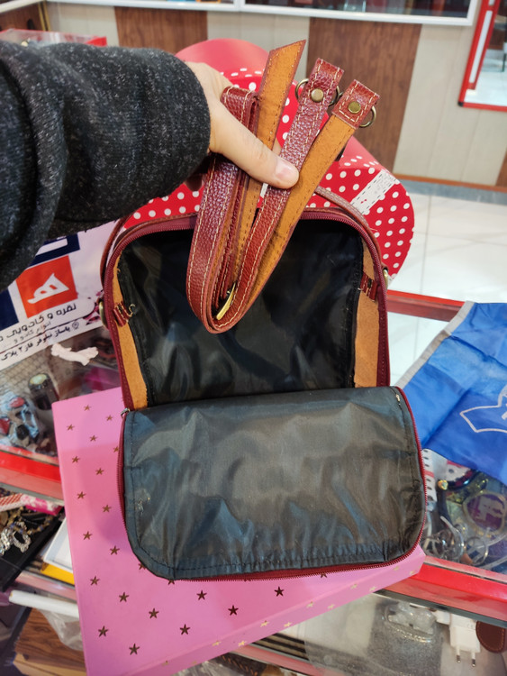 بند چرمی و داخل استر دوزی شده ، زیپ وسط سراسری