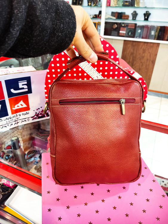 پشت کیف دارای جا و زیپ جداگانه میباشد