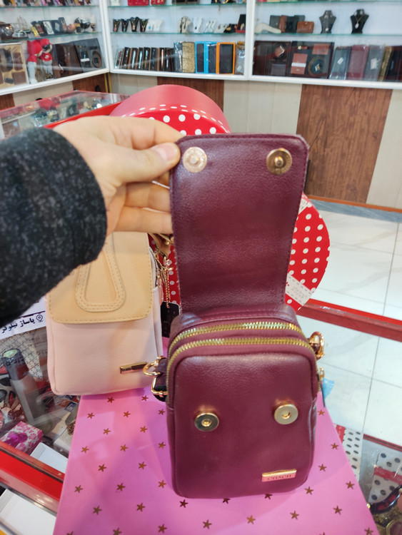 دارای دو زیپ فلزی