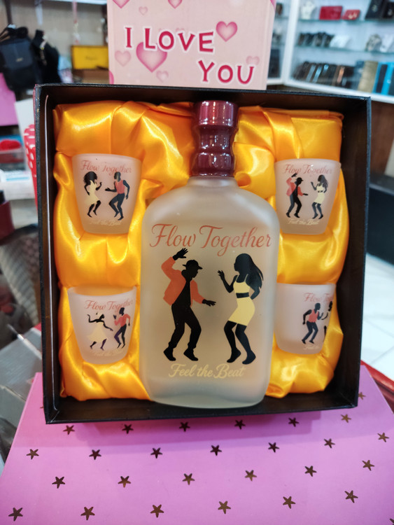 ست شیشه ای جیبی همراه چهار شات