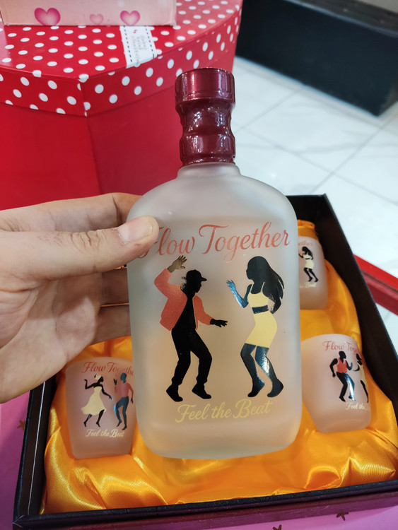 شیشه کوتاه طرح زن و مرد