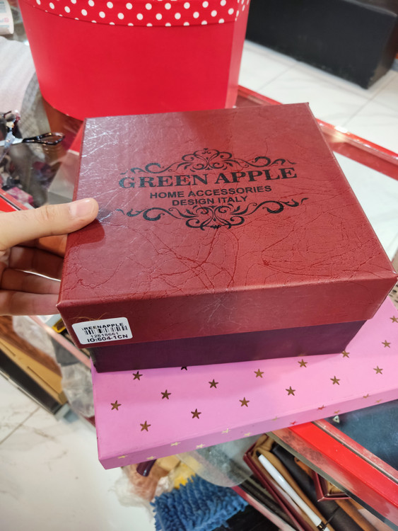 جعبه محکم و ضد ضربه میباشد برای ارسال مطمئن و امن