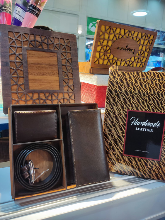 ست چرم و جعبه مشبک چوبی به همراه کاور یا ساک