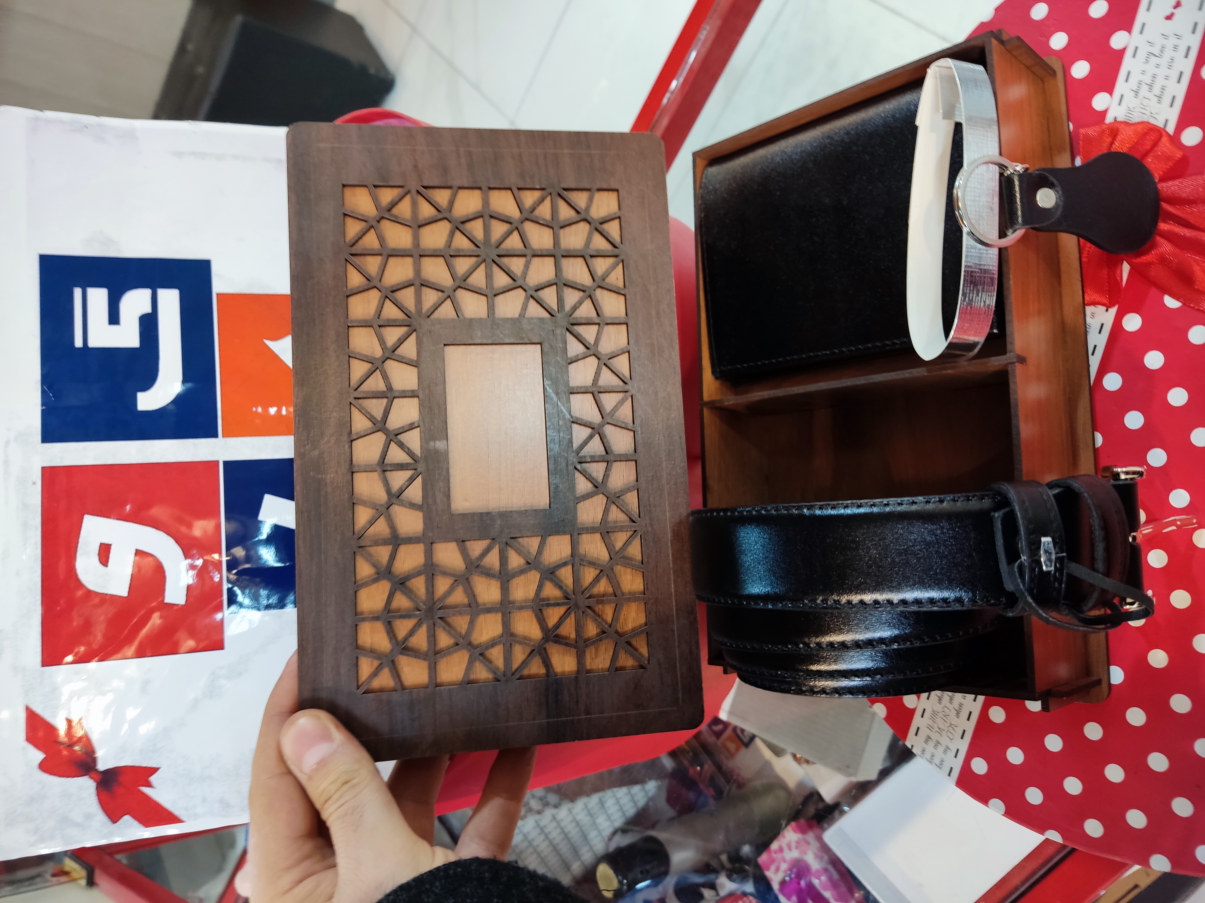ست کیف کوتاه جیبی مردانه و کمربندچرم منبت و جا کلیدی چرم طبیعی گاوی درجه یک جعبه مشبک چوبی