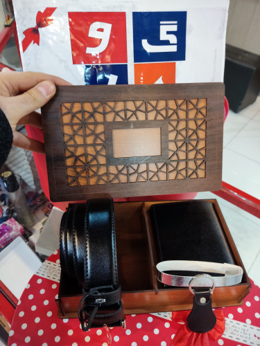 کیف کوتاه جیبی مردانه و کمربند منبت و جا کلیدی رنگ مشکی