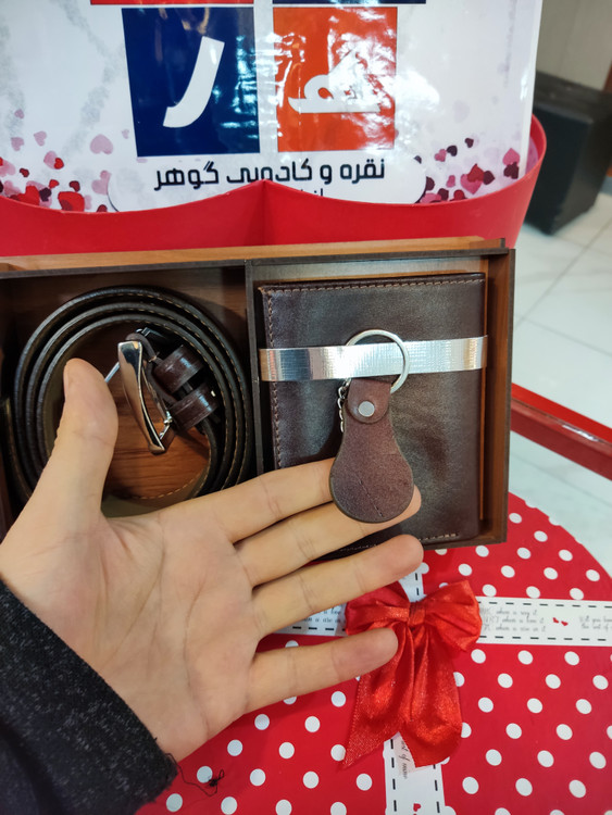 کیف کوتاه جیبی مردانه و کمربند منبت و جا کلیدی رنگ قهوه ای