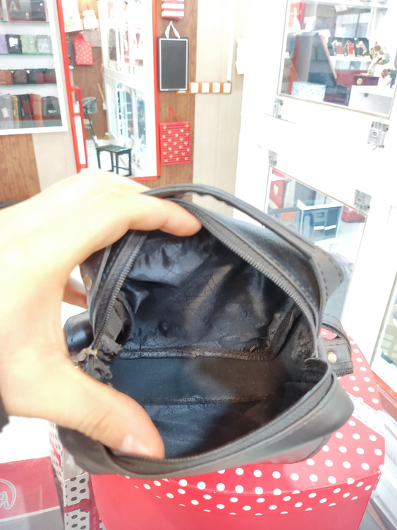 داخل کیف آستر دوزی شده