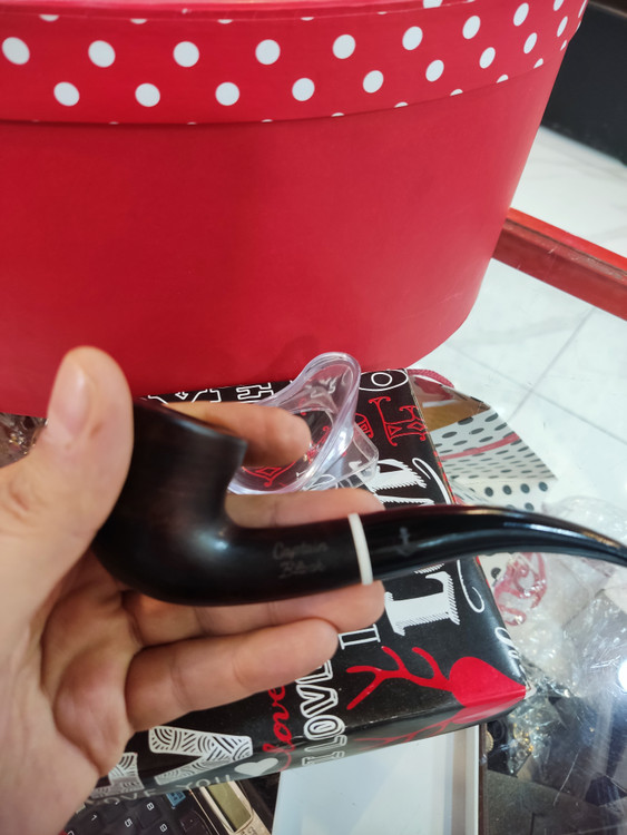 کاپیتان بلک اصل به همراه پایه نگهدارنده پیپ