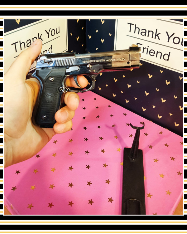 اندازه فندک اسلحهای ، به همراه پایه نگهدارنده ، لوله فندک آهنی و استیل میباشد