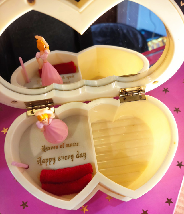 درب آینه دارد ، محفظه جای جواهر رنگزرد