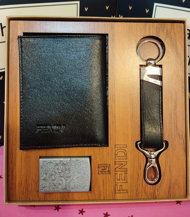 ست کیف کوتاه و دسته کلید چرم طبیعی و فندک برند فندی رنگ مشکی