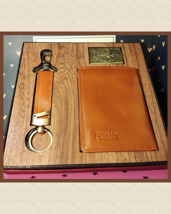 ست هدیه سه قلم شامل کیف جیبی مردانه ،دسته کلید و فندک برند فندی