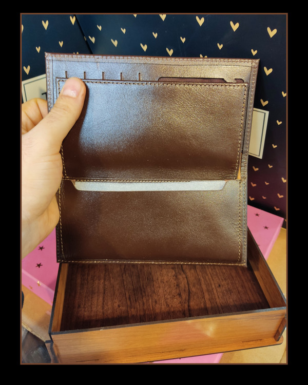 کیف بلند چرم طبیعی جای مخصوص موبایل دارد