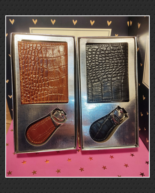 چرم طبیعی رنگ مشکی و عسلی طرح برجسته