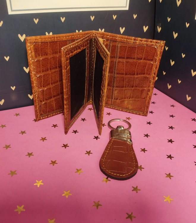 جای کارتی چهار لایه و دارای جای زیاد جهت گذاشتن کارت میباشد