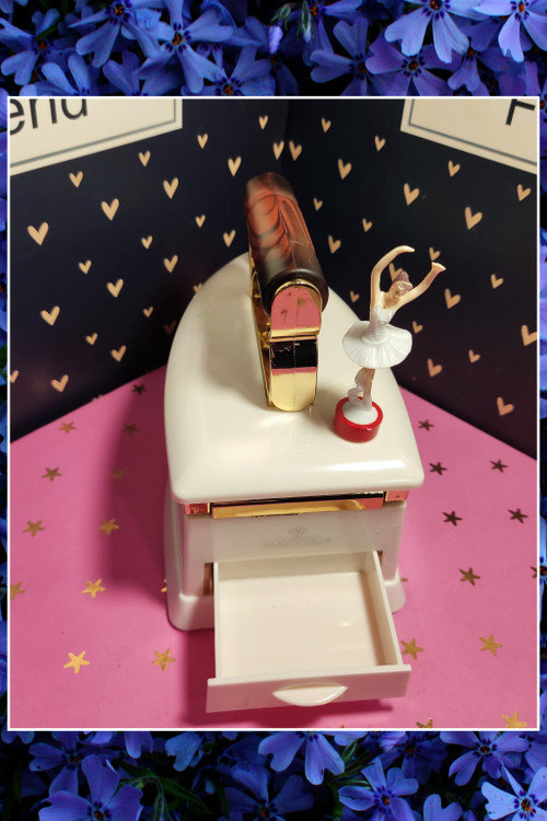 جای جواهر بیرون اتو و رقصنده آهنربایی