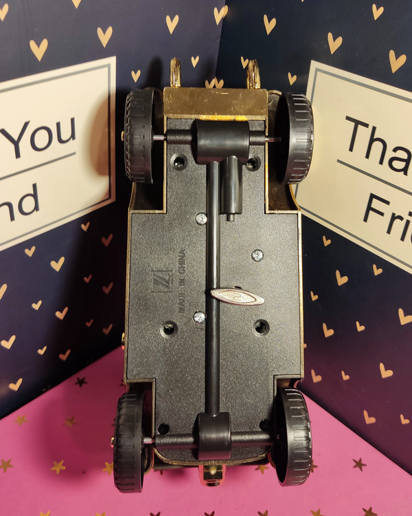 توسط کوک دستی و بدون نیاز به باطری کار میکند و حرکت نیز میکند