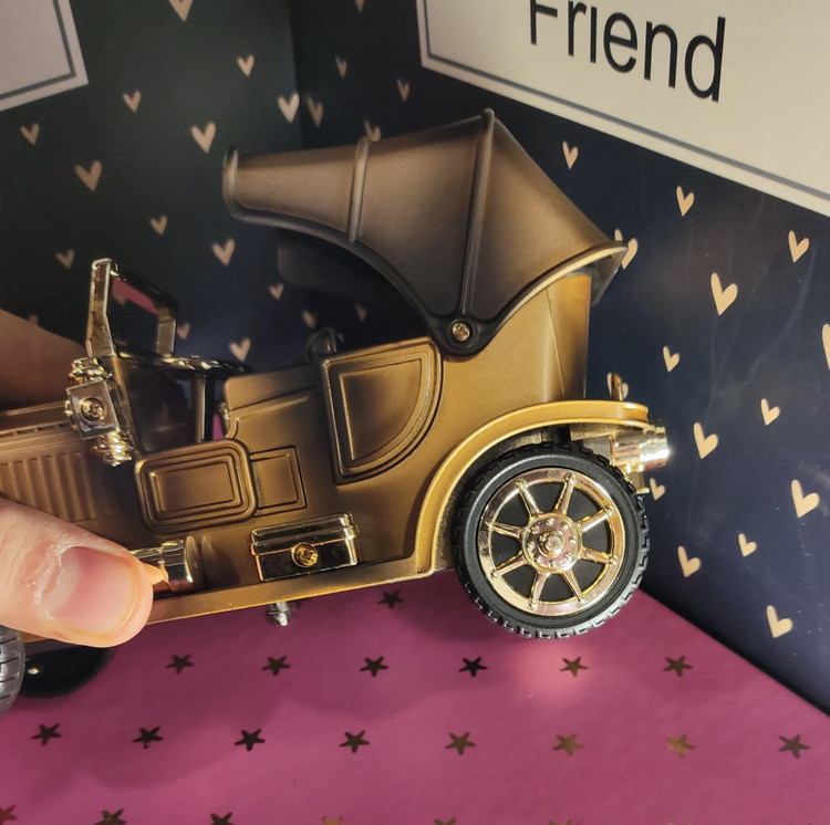 چرخ عقب بهد از کوک شروع به چرخش و جلو بردن ماشین میکند