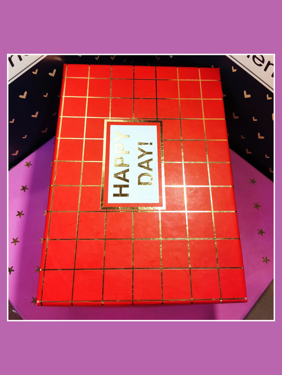 دارای جعبه کادویی طلاکوب و شیک