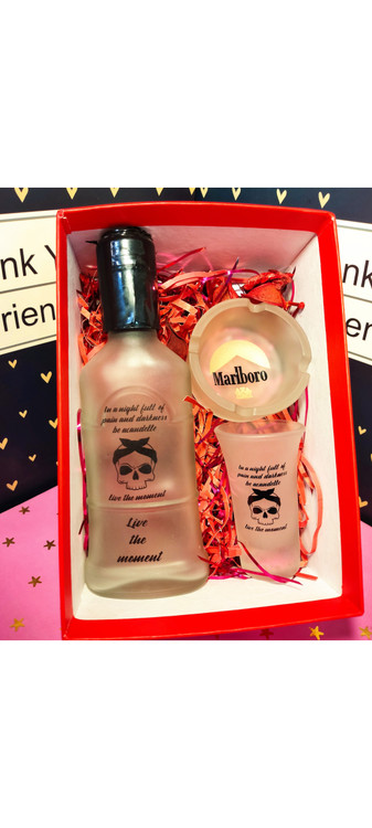 داخل جعبه پوشال و گل خشک قرمز دارد