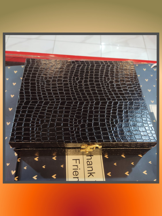 جعبه محکم و زیبای کادویی دارد