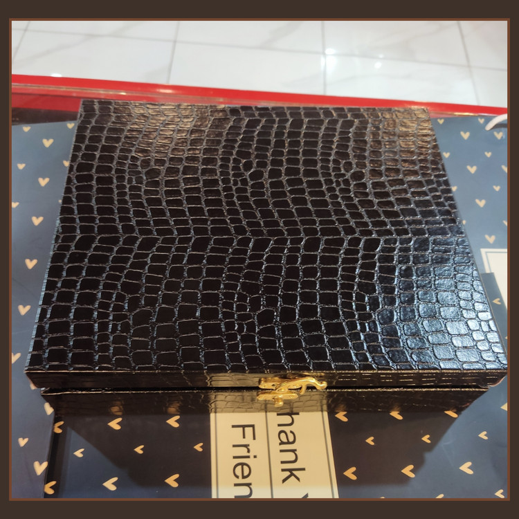 جعبه محکم و لاکچری مشکی براق دارد