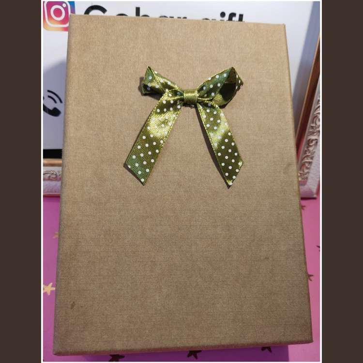 جعبه زیبای کادویی دارد