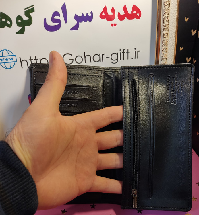 کیف بلند جای مخصوص موبایل دارد و جای کارت و عکس دارد