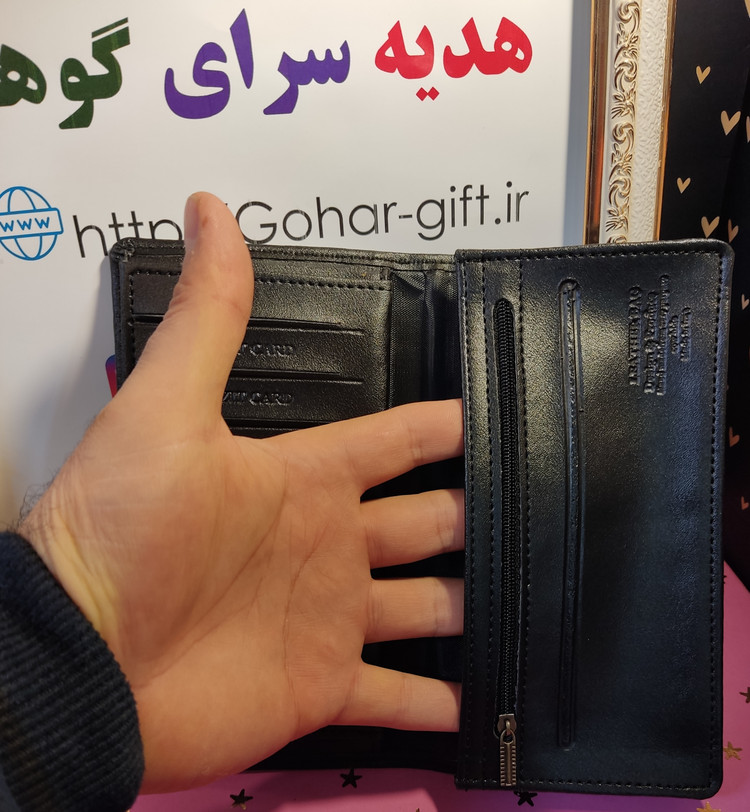 کیف بلند جای مخصوص موبایل دارد و جای کارت و عکس دارد
