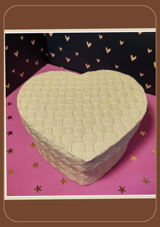 جعبه و باکس زیبای کادویی دارد