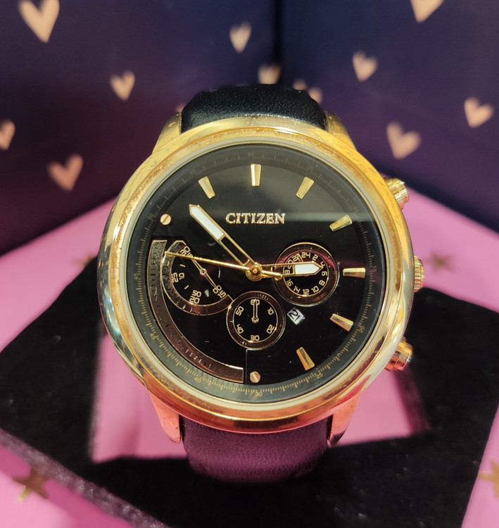 رنگ صفحه مشکی و طلایی رنگ ،زیبا و اسپرت مناسب برای خانم و آقا