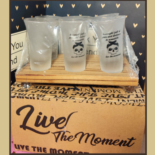 شش عدد شات مدل شیشه ای یخی و طرح اسکلت به همراه سینی چوبی