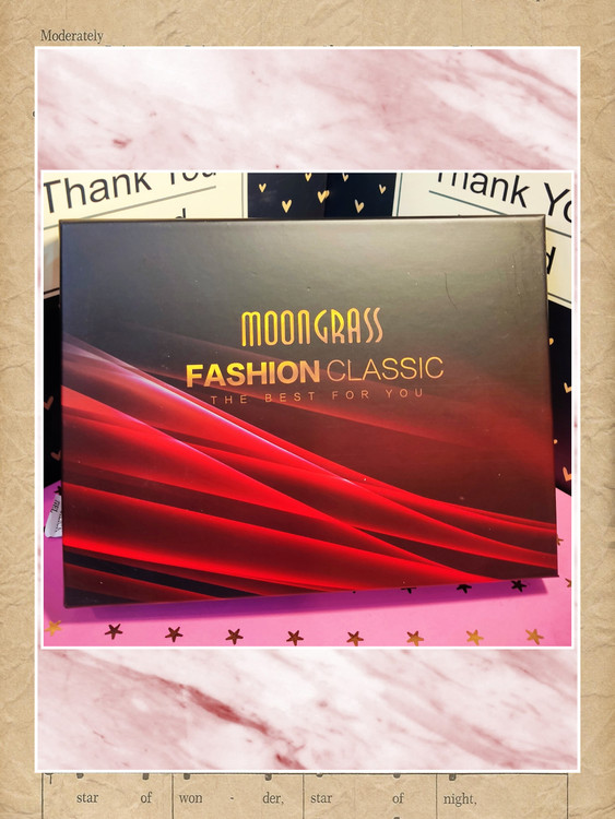 جعبه زیبای کادویی دارد