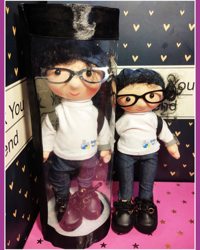 عروسک پسر عینکی با کوله پشتی و ساعت