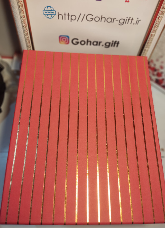 باکس ۳۲ ساتت و جعبه طلا کوب به همراه پوشال و محتوایات