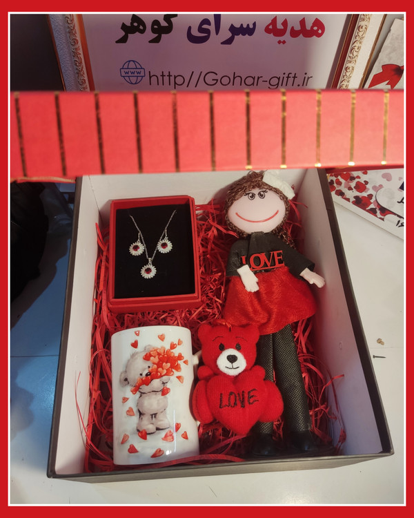 شامل نیم ست استیل یاقوت ، ماگ چینب و عروسک رو میزی دختر و عروسک خرس و ...