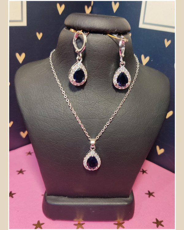 نیم ست استیل نقره ای رنگ نگین مشکی ، شبق