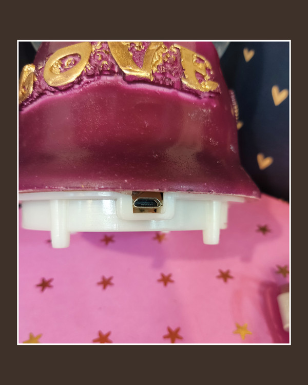 این گوی هم با باطری کار میکند و هم بدون باطری و فقط از طریق کابل