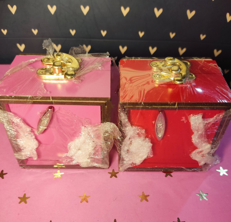 این محصول کوکی میباشد و در ان چفت و بسته میشود