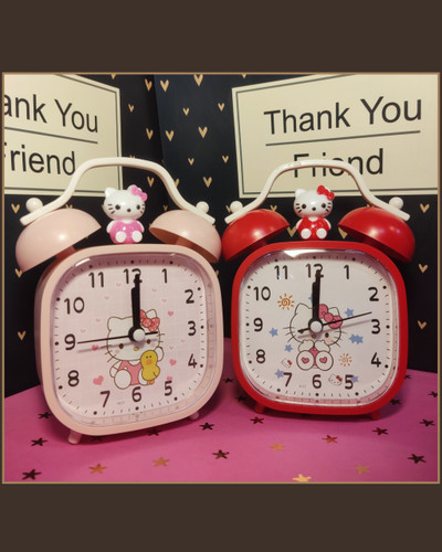 ساعت رومیزی مناسب برای کودکان و نوجوانان در دو رنگ قرمز و صورتی کم رنگ