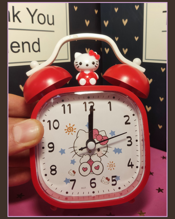 اندازه و ارتفاع ساعت تقریباً ۱۰ سانتیمتر میباشد