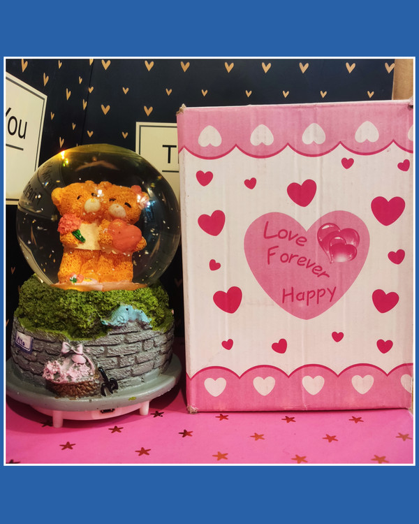 گوی بزرگ پمپی و موزیکال طرح خرس لاو، جعبه و کارتن یونولیتی دارد