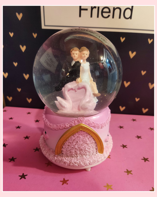 گوی دختر و پسر موزیکال و چراغدار میباشد