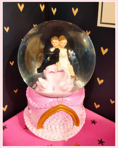 گوی زیبای عروس و داماد سایز متوسط موزیکال و چراغدار