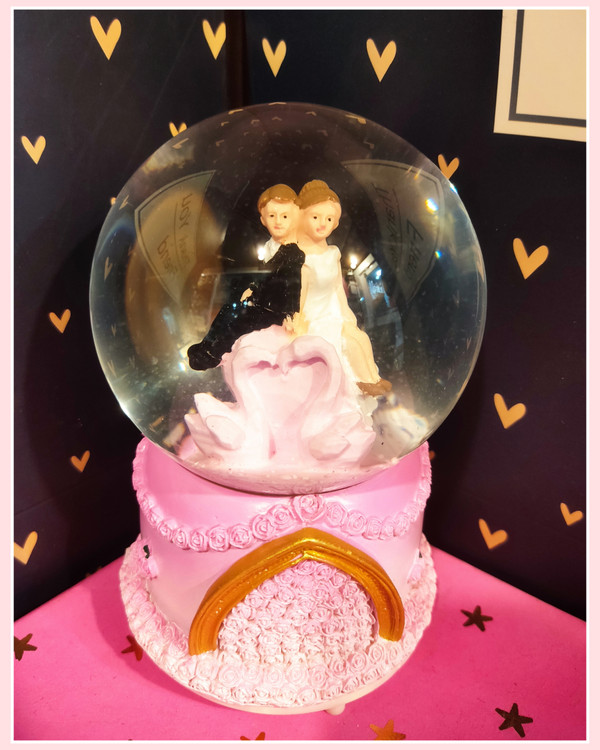 گوی زیبای عروس و داماد سایز متوسط موزیکال و چراغدار