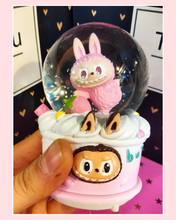 اندازه و سایز گوی متوسط میباشد ارتفاع آن تقریباً ۱۴ سانت