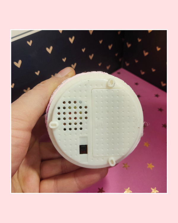 با دو عدد باطری نیم قلمی کار میکند