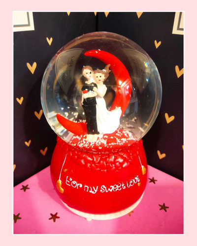 گوی وارداتی موزیکال و چراغدار طرح زیبای دختر و پسر